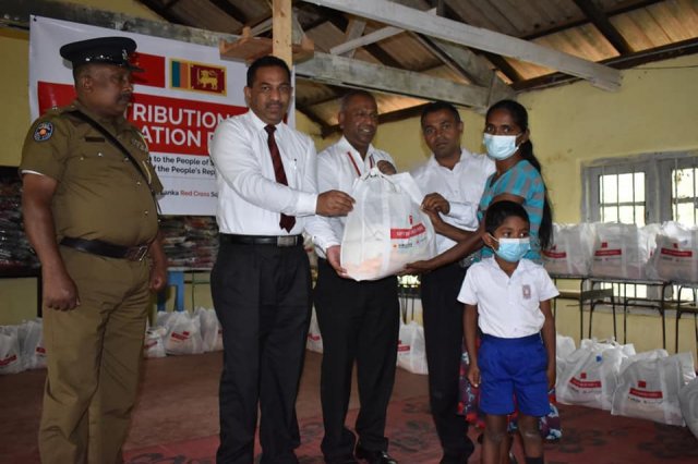 මස්කෙළිය සමන්එලිය විද්‍යාලයේ දරුවන්ට පාසල් උපකරණ සහ වියලි ආහාර ද්‍රව්‍ය බෙදා දෙයි