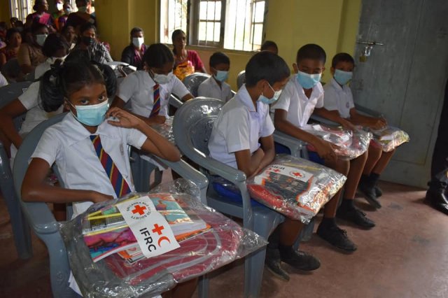 මස්කෙළිය සමන්එලිය විද්‍යාලයේ දරුවන්ට පාසල් උපකරණ සහ වියලි ආහාර ද්‍රව්‍ය බෙදා දෙයි