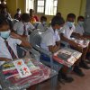මස්කෙළිය සමන්එලිය විද්‍යාලයේ දරුවන්ට පාසල් උපකරණ සහ වියලි ආහාර ද්‍රව්‍ය බෙදා දෙයි